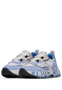 Sneaker con una combinazione di colori bianco, grigio e blu. Presentano una parte superiore testurizzata, una linguetta imbottita, lacci e un audace accento blu "BLANCHE" sulla suola.