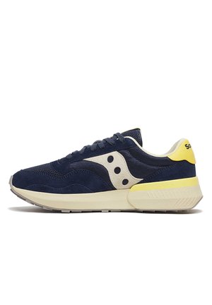 Sneakers blu navy realizzati in suede e mesh, con una sezione centrale crema, un accento giallo sul tallone e una suola in gomma bianca texturizzata.