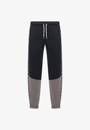 Zwart-grijze joggerbroek met elastische tailleband, witte trekkoorden en decoratieve zijstrepen met rode en witte details.