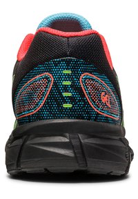 Zapatilla deportiva negra con parte superior de malla texturizada, acentos neón y una suela acolchada. Presenta un logotipo de gel distintivo y detalles coloridos.