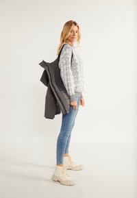 usha Vinterjakker - steingrau