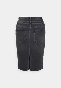 Sort denim blyantskirt med slids bagpå, to baglommer og høj talje. Stoffet har en glat tekstur og minimale syninger.