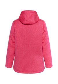 Giacca in pile rosa con cappuccio, caratterizzata da una texture liscia, maniche lunghe e una vestibilità leggermente sagomata. Nessun hardware visibile o motivi.