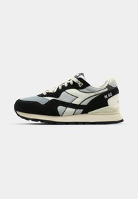 Unselected, forest night/glacier gray
