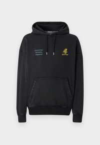 Hoodie noir en coton, avec une poche avant, un cordon réglable, et du texte imprimé en vert et or sur la poitrine.