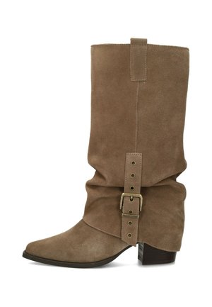 Brauner Wildleder-Stiefel bis zur Mitte der Wade mit niedrigem Blockabsatz, lässigem Schaft und verstellbarem Riemen mit Metallschnalle an der Seite.