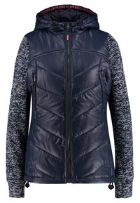 Granatowa kurtka puchowa z zamkiem z przodu i kapturem. Posiada kontrastowe dziane rękawy oraz tkaninę w kształcie zygzaka na korpusie. Sznurki do regulacji u dołu.