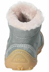Botín de ante gris claro con un forro de felpa rosa suave, costuras blancas y una suela de goma flexible. Logo de la marca "PEPINO" en el talón.