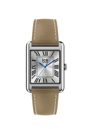 Reloj cuadrado de plata con correa de cuero beige, números romanos negros, agujas azules, indicador de fecha a las seis y logo de "ice watch" en la esfera.