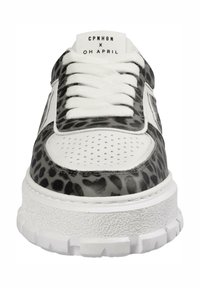 Sneakers con un design a stampa leopardata in grigio e nero, accenti in pelle bianca, suola texturizzata e lacci bianchi piatti.