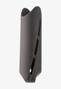 Svart keramisk vas med en böjd toppkant och texturerad yta. Har utskurna öppningar längs sidan för visuell attraktion.