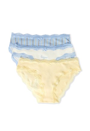 Tre biancherie intime da donna con rifiniture in pizzo in giallo, bianco con bordo blu e scritta “bonjour”, e blu con righe verticali e pizzo.