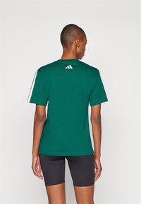adidas Sportswear LOUNGE SOFT SIDE GRAPHIC - Marškinėliai su spaudiniu - collegiate green