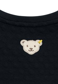 Felpa di un intenso colore blu scuro con tessuto testurizzato, decorata con un ricamo di una faccia di orso bianco e un piccolo dettaglio giallo. Design con scollo rotondo.