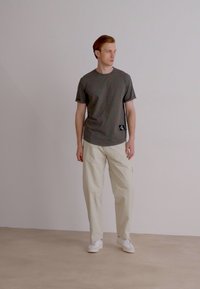 Calvin Klein Jeans WASHED MONOLOGO BADGE TEE - Basic póló - endless grey