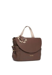Borsa a tracolla in pelle marrone con una patta arrotondata, caratterizzata da un accento decorativo a forma di fiore in beige e dettagli del logo dorato sulla parte anteriore.