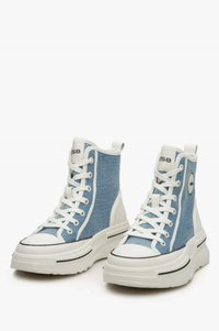 Blauwe denim high-top sneakers met witte accenten, voorzien van een dikke zool, ronde neus en een logodetail aan de zijkant. Gelaagde ontwerp met verstevigde oogjes.