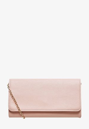 Bolso clutch de cuero rosa claro con solapa plegable y cadena dorada sobre fondo blanco.