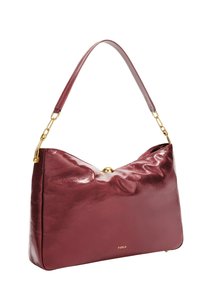 Bolso de cuero burdeos con un acabado brillante, un acento dorado en el cierre y una correa suave. Presenta un diseño redondeado y estructurado.