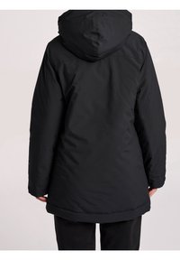 Sort isoleret parka-jakke med hætte, der har en glat overflade, en let løstsiddende pasform og håndledske cuffs. Ingen synlige mønstre eller accenter.