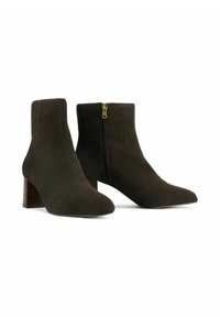 Ciemnozielone zamszowe botki za kostkę z ostro zakończonym noskiem i bocznym zamkiem błyskawicznym. Obcas jest drewniany i w kształcie prostokątnym, co zapewnia stabilność.