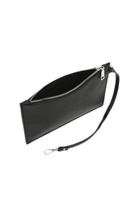 Čierna obdĺžniková zápästná taška s strieborným zipsom a odnímateľným remienkom s kovovým uzáverom na bielom pozadí.