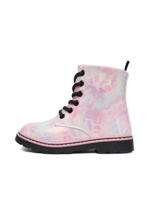 Sznurowane botki sięgające kostki wykonane z iryzującej tkaniny z różowo-fioletowym wzorem tie-dye, czarne sznurowadła, różowa podeszwa oraz teksturowane wykończenie.