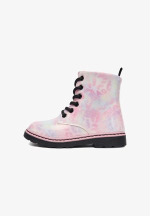 Polučizma na vezanje od iridescentnog tkanog materijala s uzorkom ružičaste i ljubičaste tie-dye boje, crnim vezicama, ružičastim potplatom i teksturiranim završetkom.