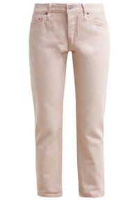 Jeans de denim rosa claro con un diseño de pierna recta, estilo de cinco bolsillos, cierre de botón y cremallera, y detalles de costura sutiles.