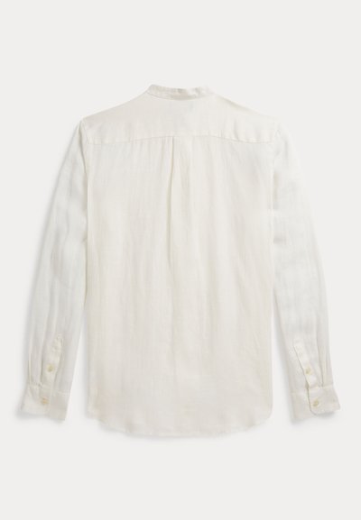 Hvit lin skjorte med lange ermer og knappede mansjetter vist bakfra.
