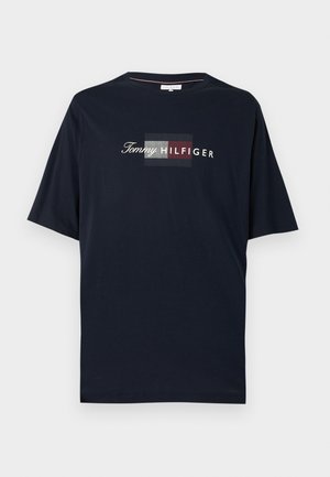 Tommy Hilfiger, SCRIPT FLAG TEE BRAND LOVE - T-shirt imprimé - desert sky