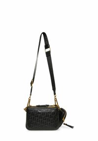 Borsa a tracolla in pelle nera con hardware dorato, motivo con logo impresso, tracolla regolabile e chiusura con zip. Forma rettangolare compatta.