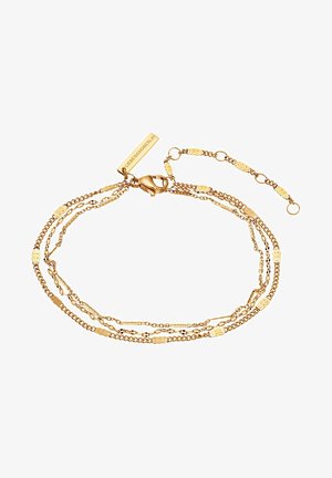 Bracciale a catena a strati in tono oro con maglie texturizzate, chiusura a gancio e un'etichetta con marchio. Presenta un design alternato di maglie e catene.