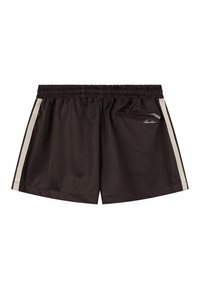 Short de sport noir avec des bandes blanches sur les côtés, taille élastique et une poche zippée sur le côté droit avec un branding en écriture cursive.