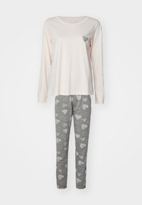 Ljusrosa långärmad topp med hjärtmotiv, kombinerad med grå pyjamabyxor som har ett mönster av ljusa hjärtan.
