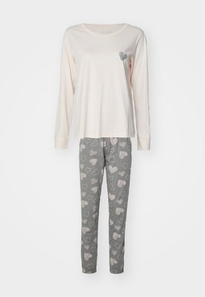 Helles rosa Langarmshirt mit Herzdesign, kombiniert mit grauen Schlafanzughosen, die ein gemustertes Herzmotiv in hellen Farben aufweisen.