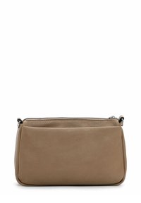 Clutch in pelle color ocra con finitura testurizzata, forma rettangolare, chiusura con zip superiore e design minimalista. Cuciture robuste lungo i bordi.