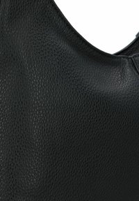 Zwarte leren handtas met een textuur, voorzien van een ronde opening en een gladde binnenvoering. Geen zichtbare hardware of accenten.