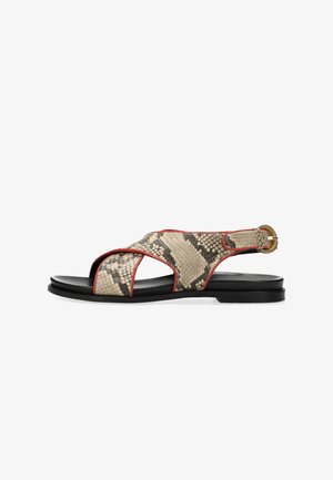 Plat sandalen in slangenprint met een beige en zwart ontwerp. Voorzien van rode accenten, een open teen en een gespsluiting bij de enkel.