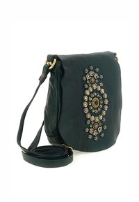 Borsa a spalla in pelle verde con decorazioni metalliche e un design floreale. Include una lunga tracolla regolabile e dettagli in metallo dorato.
