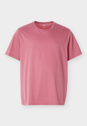 T-shirt rosa a maniche corte con scollo girocollo e piccolo logo rosso Levi's sul petto a sinistra, mostrata su uno sfondo bianco.