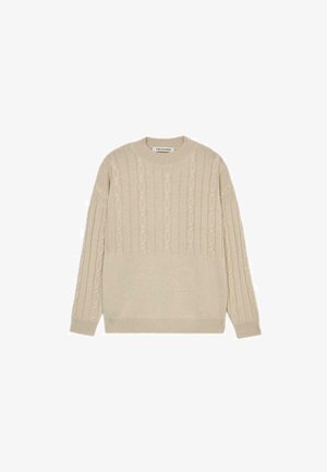 Maglione lavorato a maglia beige con motivo a trecce, colletto girocollo a costine e maniche lunghe. Tessuto morbido con vestibilità comoda e colore uniforme.