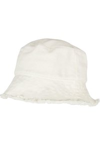 Hvid bomuldsbucket hat med frayed kanter, afrundet krone og en syet søm nær bunden. Minimalistisk design med glat tekstur.