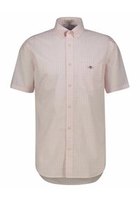 Camisa de cuadros rosa claro de manga corta hecha de algodón, con un cuello button-down y un bolsillo en el pecho con un emblema.
