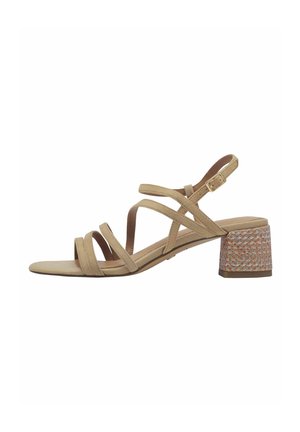 Beige sandalen met bandjes en een blokhak, met een getextureerde, geweven accent op de hak en een verstelbare gesp sluiting.