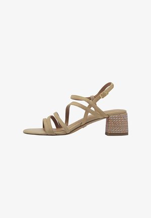 Beige sandalen met bandjes en een blokhak, met een getextureerde, geweven accent op de hak en een verstelbare gesp sluiting.
