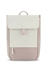 Zaino realizzato in morbido tessuto beige con un cappuccio bianco. Caratterizzato da una maniglia superiore, una chiusura frontale e una tasca con zip frontale per ulteriore spazio di archiviazione.