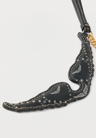 Μαύρο δερμάτινο μενταγιόν σε σχήμα φτερού, με ασημένιο κέντημα αστεριών και φτερών, με χρυσή αλυσίδα και υφή τελειώματος.