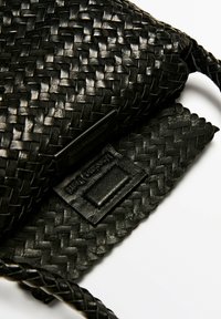 Massimo Dutti Axelremsväska - black