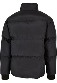 Jachetă puffer neagră cu guler înalt, design matlasat, manșoane elastice și o textură netedă, care evidențiază un aspect elegant și uniform.